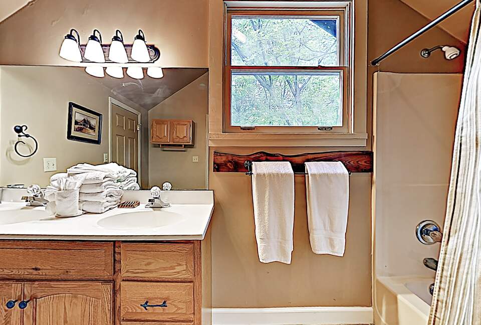 Luxe Cabin with Loft | Air Hockey, Pool, Wet Bar - Sevierville, Tennessee