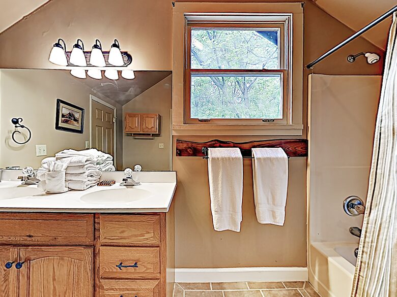 Luxe Cabin with Loft | Air Hockey, Pool, Wet Bar - Sevierville, Tennessee