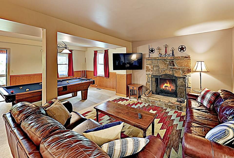Luxe Cabin with Loft | Air Hockey, Pool, Wet Bar - Sevierville, Tennessee