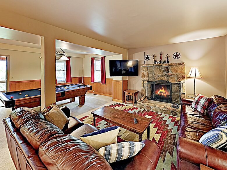 Luxe Cabin with Loft | Air Hockey, Pool, Wet Bar - Sevierville, Tennessee