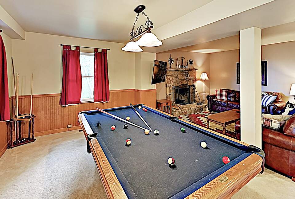 Luxe Cabin with Loft | Air Hockey, Pool, Wet Bar - Sevierville, Tennessee