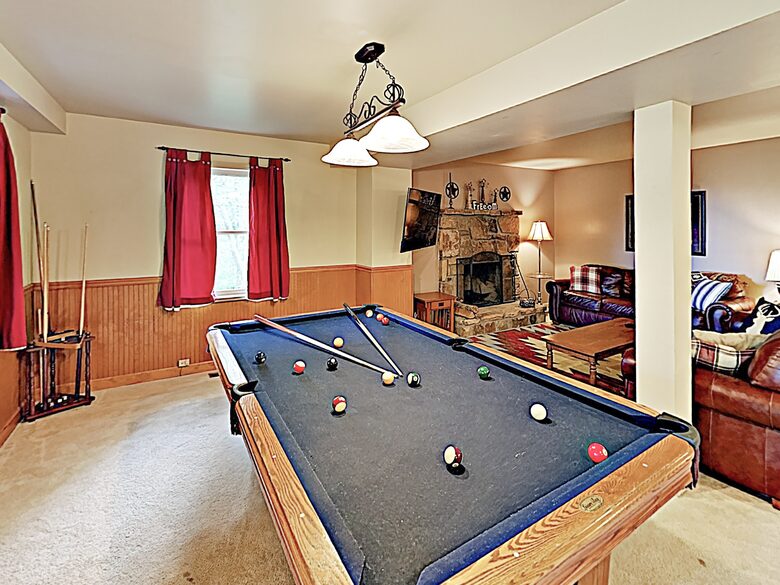 Luxe Cabin with Loft | Air Hockey, Pool, Wet Bar - Sevierville, Tennessee