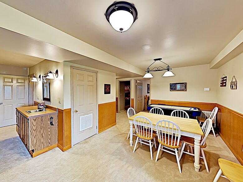 Luxe Cabin with Loft | Air Hockey, Pool, Wet Bar - Sevierville, Tennessee