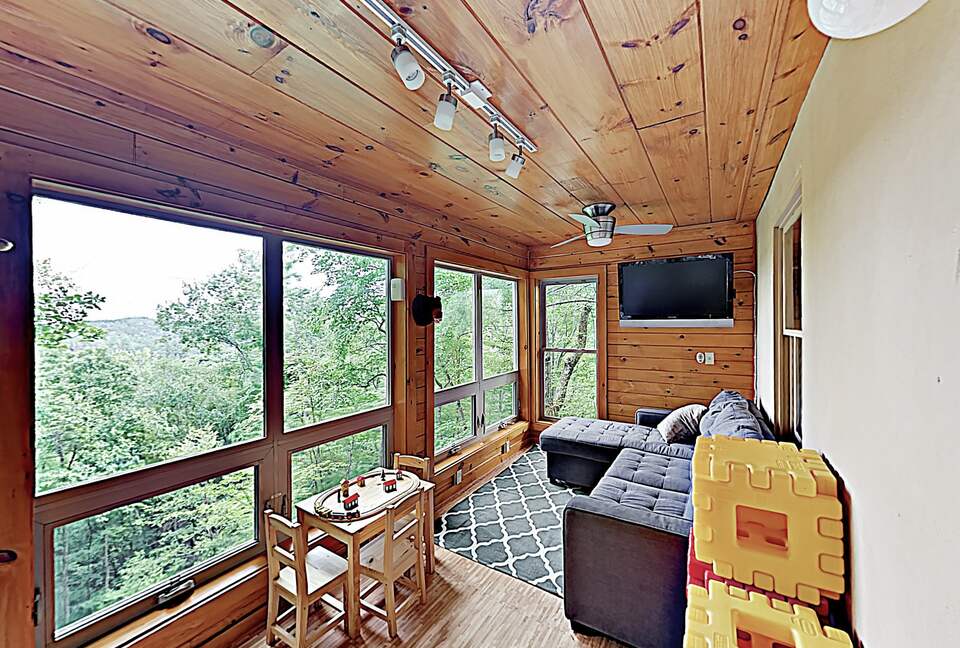 Luxe Cabin with Loft | Air Hockey, Pool, Wet Bar - Sevierville, Tennessee
