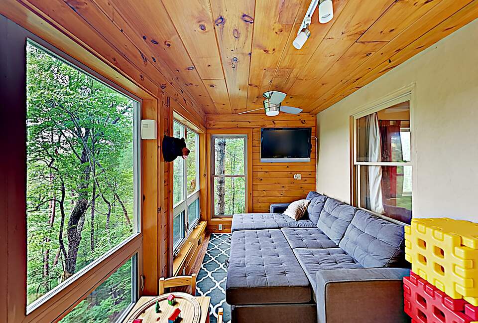 Luxe Cabin with Loft | Air Hockey, Pool, Wet Bar - Sevierville, Tennessee