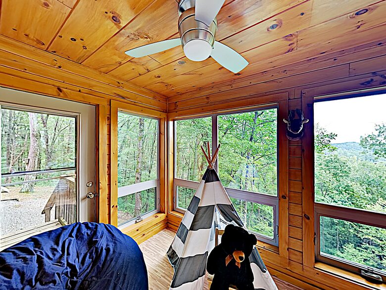 Luxe Cabin with Loft | Air Hockey, Pool, Wet Bar - Sevierville, Tennessee