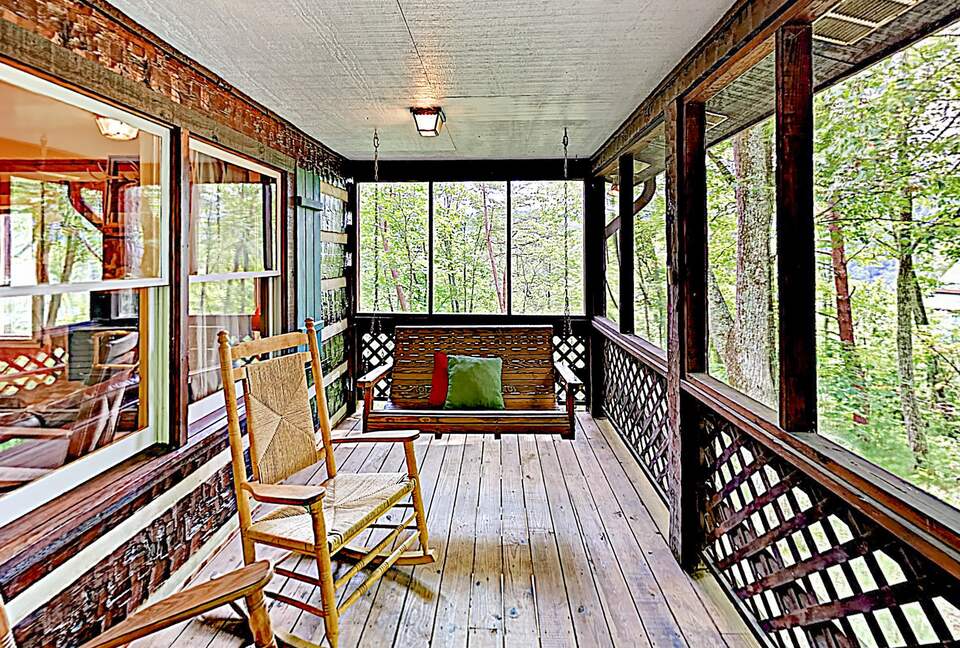 Luxe Cabin with Loft | Air Hockey, Pool, Wet Bar - Sevierville, Tennessee