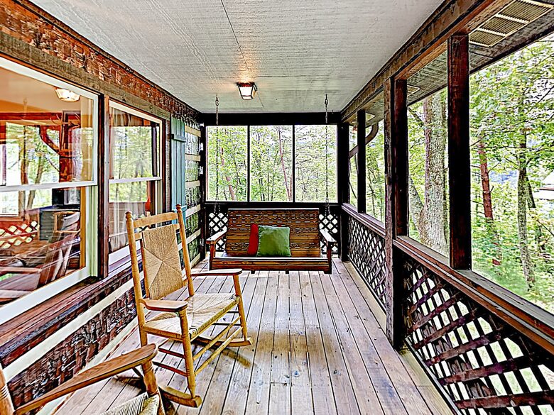 Luxe Cabin with Loft | Air Hockey, Pool, Wet Bar - Sevierville, Tennessee