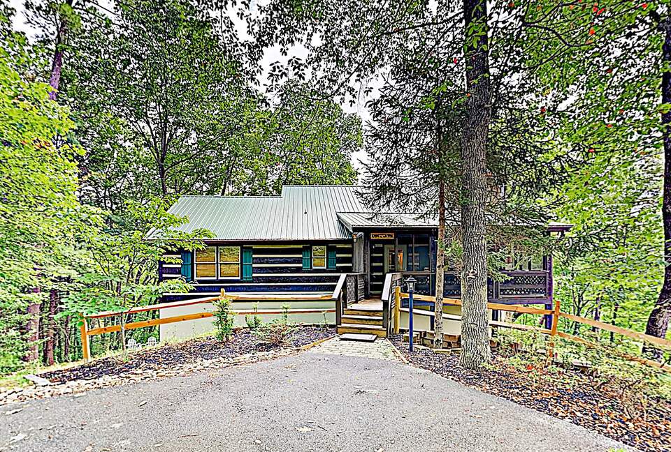 Luxe Cabin with Loft | Air Hockey, Pool, Wet Bar - Sevierville, Tennessee