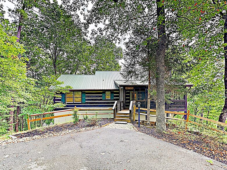 Luxe Cabin with Loft | Air Hockey, Pool, Wet Bar - Sevierville, Tennessee