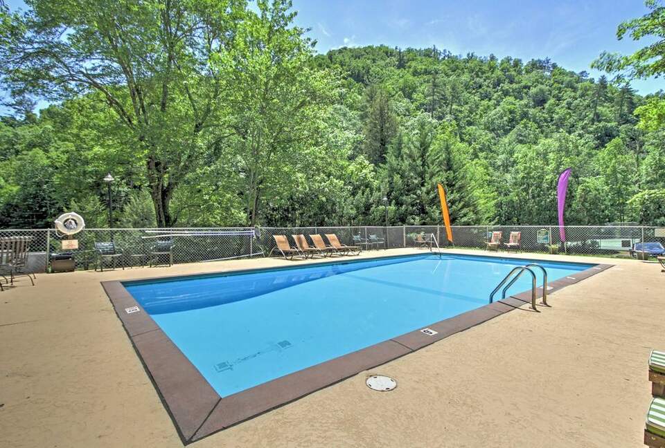 Luxe Cabin with Loft | Air Hockey, Pool, Wet Bar - Sevierville, Tennessee