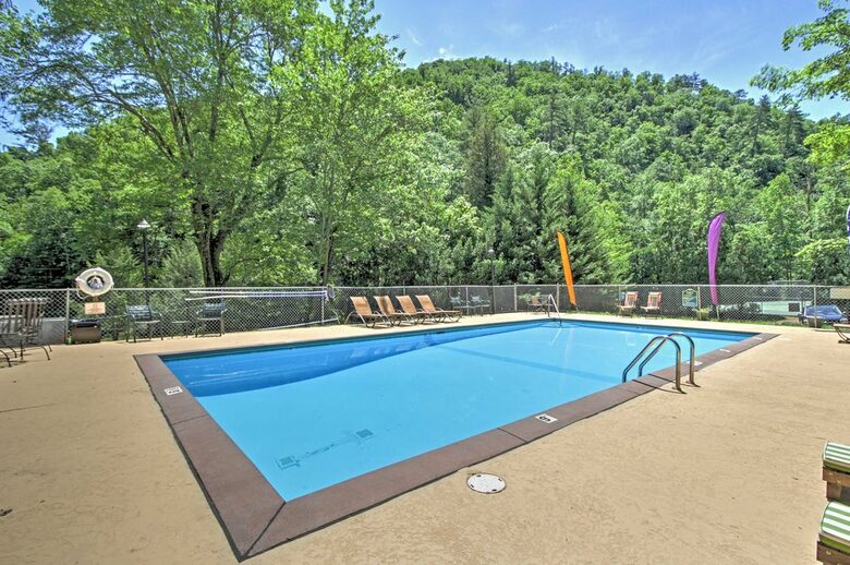 Luxe Cabin with Loft | Air Hockey, Pool, Wet Bar - Sevierville, Tennessee