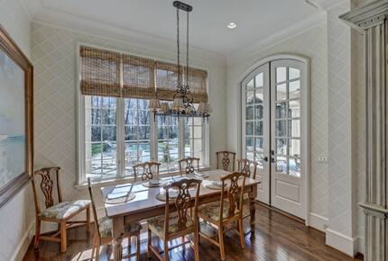 Home exchange in Charlotte NC, breakfast nook table that seats 8