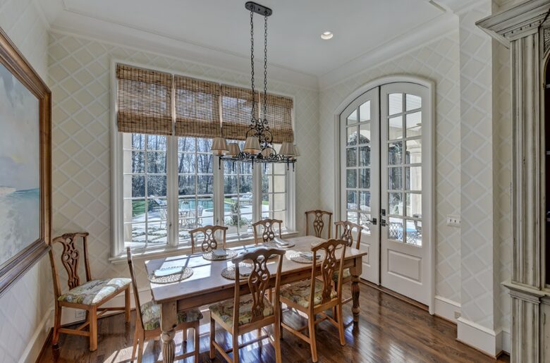 Home exchange in Charlotte NC, breakfast nook table that seats 8