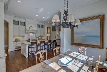 Home exchange in Charlotte NC, kitchen with breakfast nook table