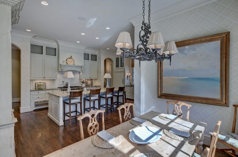 Home exchange in Charlotte NC, kitchen with breakfast nook table