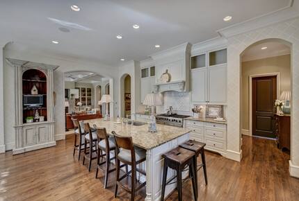 Home exchange in Charlotte NC, kitchen island that seats 6