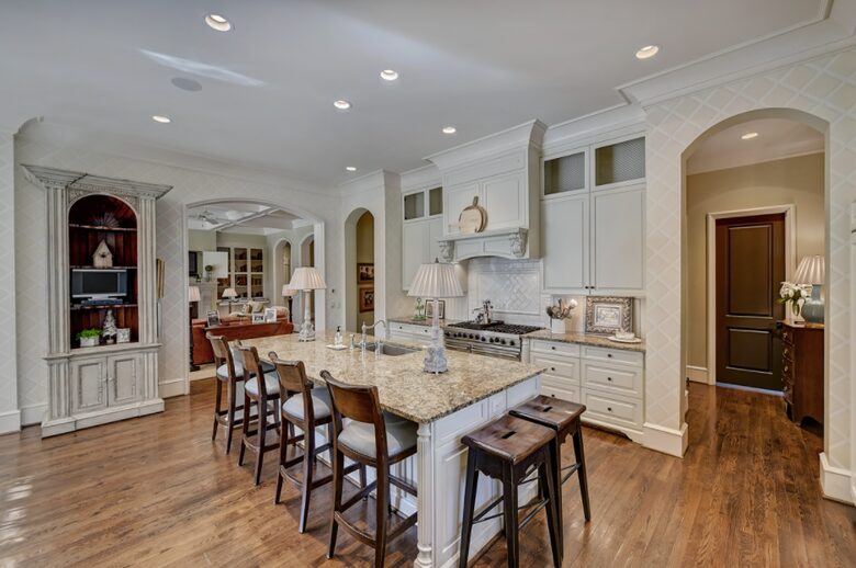 Home exchange in Charlotte NC, kitchen island that seats 6