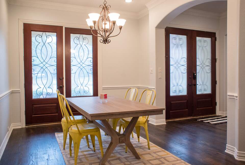Home exchange in Farmers Branch TX, foyer table for 4