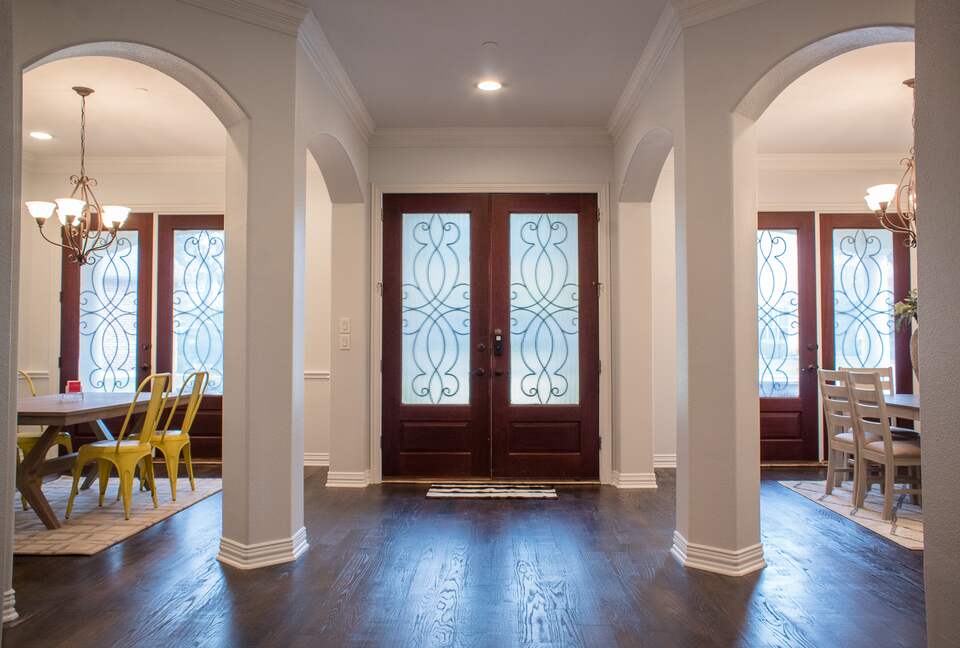 Home exchange in Farmers Branch TX with large foyer