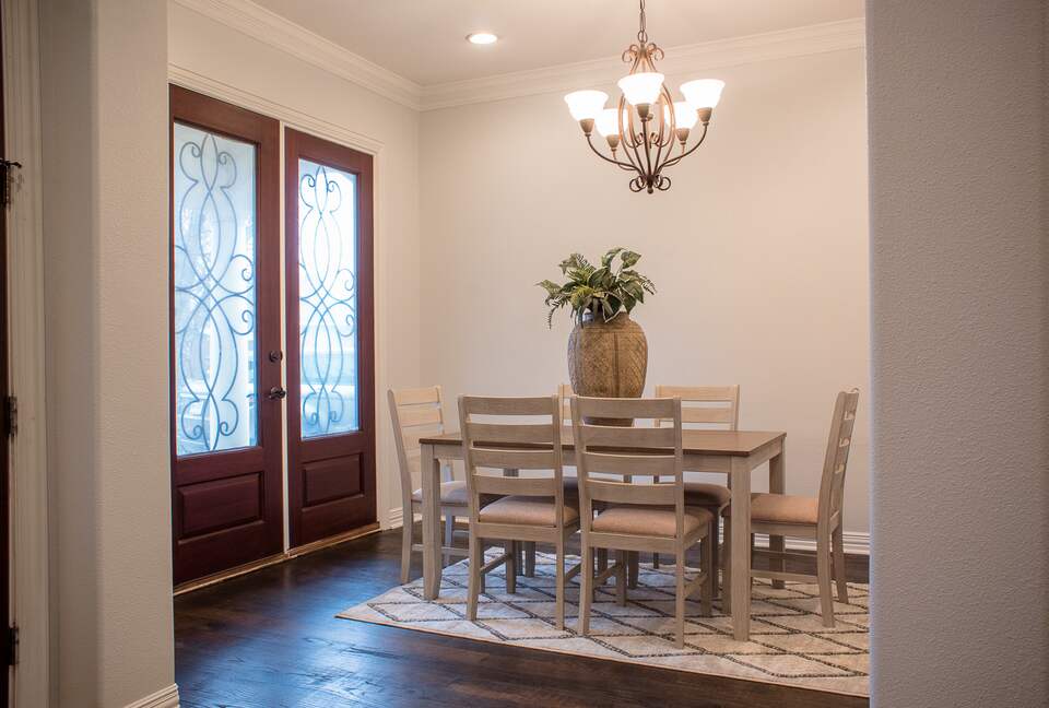 Home exchange in Farmers Branch TX, foyer table for 6
