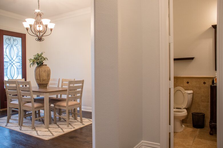 Home exchange in Farmers Branch TX with hall bathroom