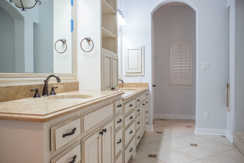 Home exchange in Farmers Branch TX, master bath with dual vanity