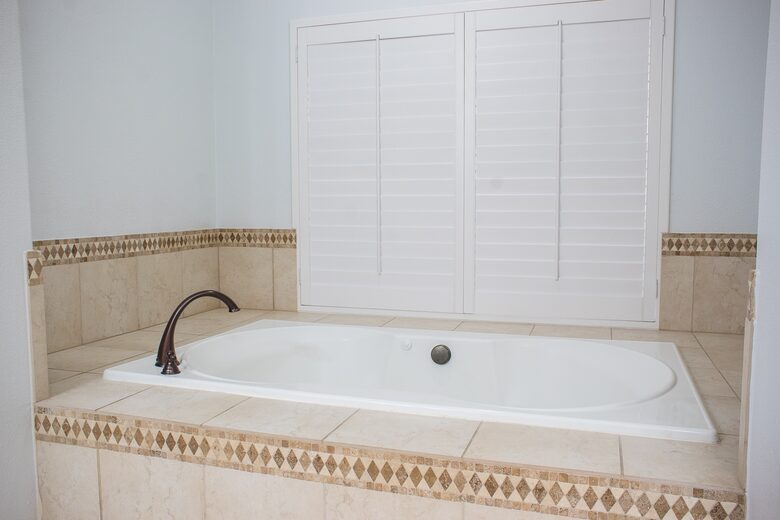 Home exchange in Farmers Branch TX, master bath soaking tub