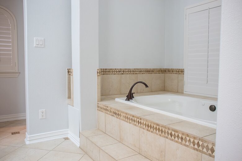 Home exchange in Farmers Branch TX, master bathroom soaking tub
