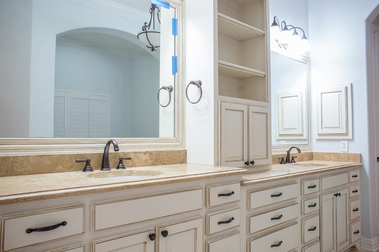 Home exchange in Farmers Branch TX, master bathroom dual vanity