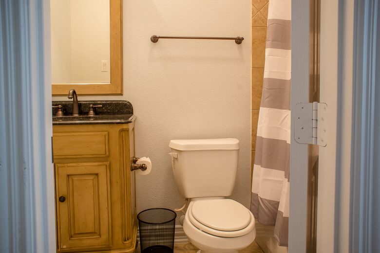 Home exchange in Farmers Branch TX, full bathroom