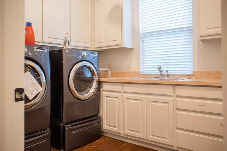 Home exchange in Farmers Branch TX with laundry room