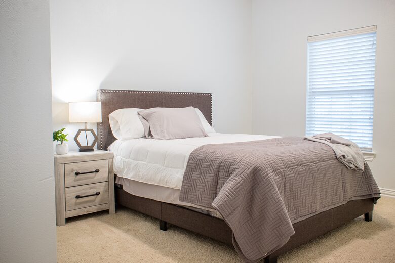 Home exchange in Farmers Branch TX, bedroom with shared bathroom