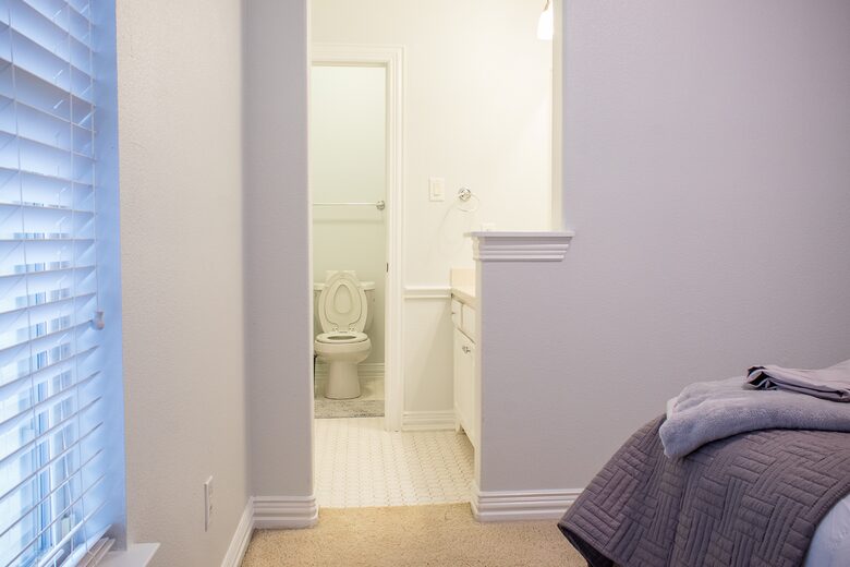 Home exchange in Farmers Branch TX, bedroom open to bathroom