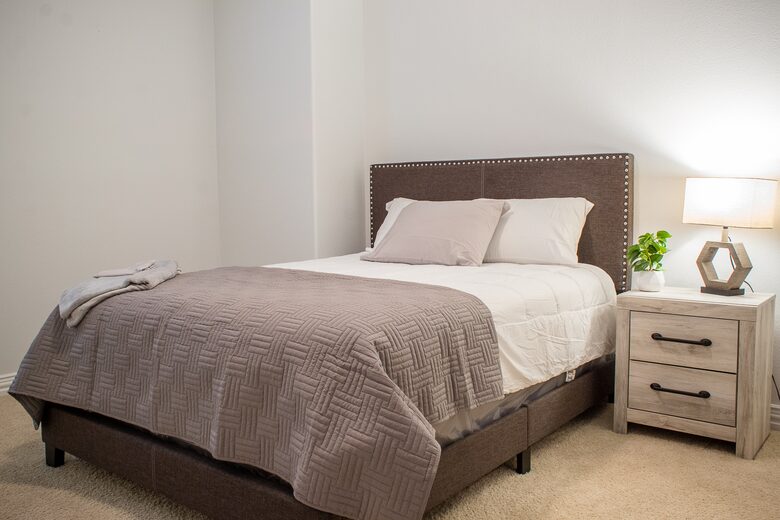 Home exchange in Farmers Branch TX, bedroom with shared bathroom