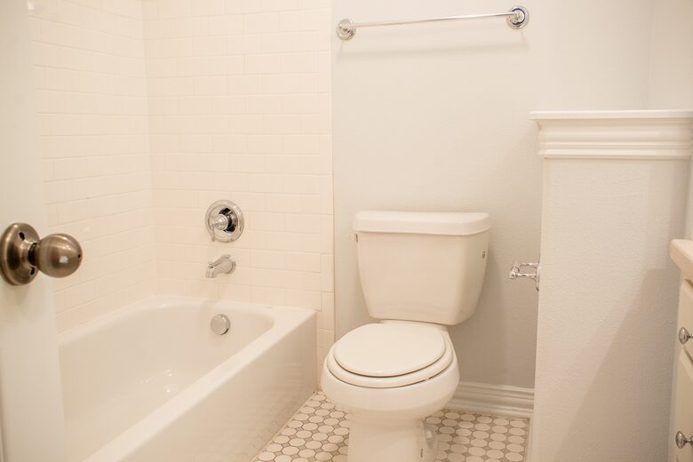 Home exchange in Farmers Branch TX, bathroom with shower/tub