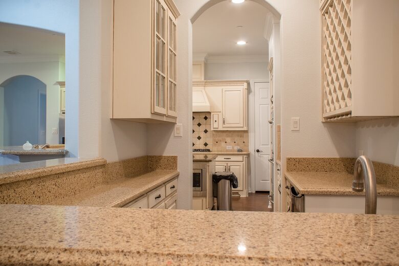 Home exchange in Farmers Branch TX, bar area with granite counters