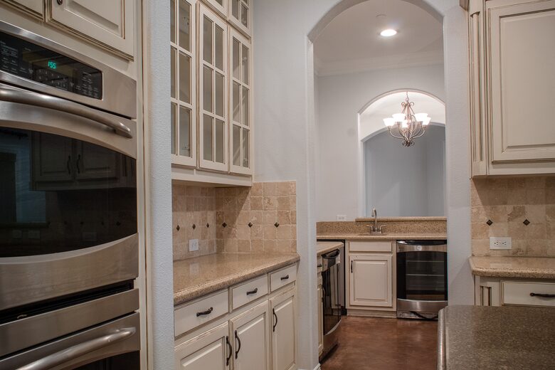 Home exchange in Farmers Branch TX, kitchen with separate bar area