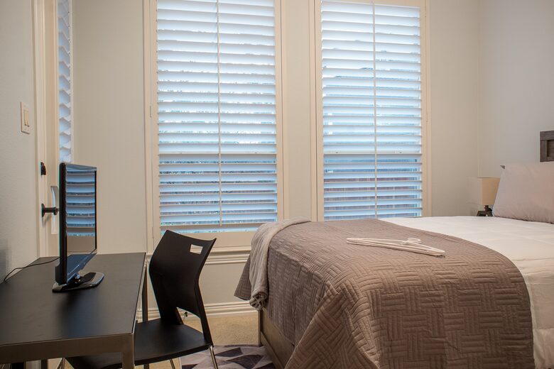 Home exchange in Farmers Branch TX, bedroom with desk and TV