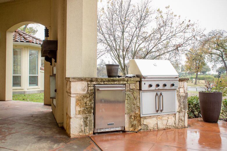 Home exchange in Farmers Branch TX, built-in outdoor kitchen & grill