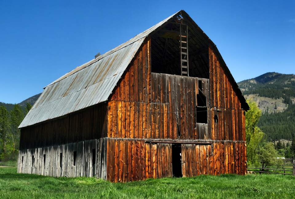 Home exchange in Winthrop WA with old barn building