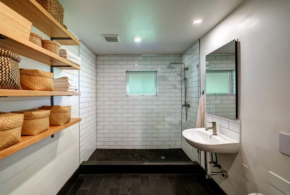 Home exchange in Winthrop WA, bathroom with walk-in shower