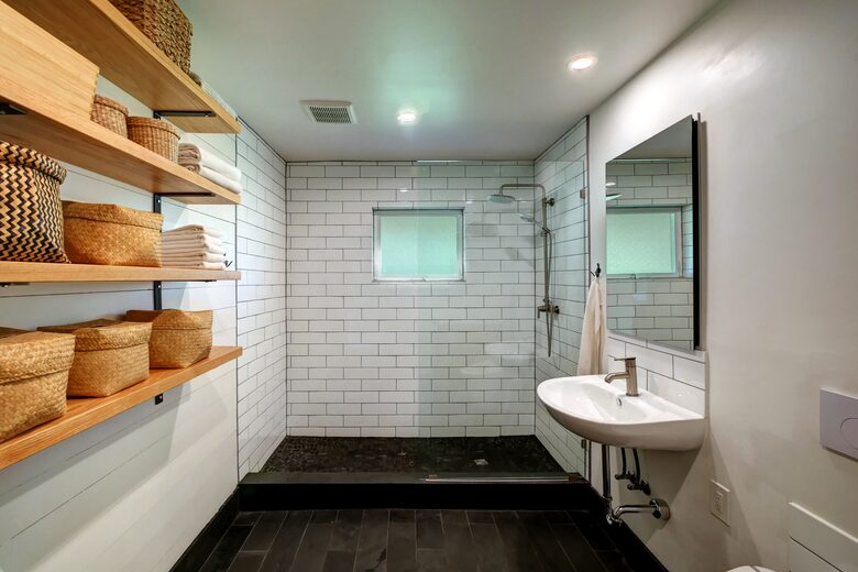 Home exchange in Winthrop WA, bathroom with walk-in shower