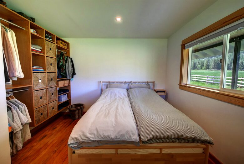 Home exchange in Winthrop WA, bedroom with queen bed and shelves