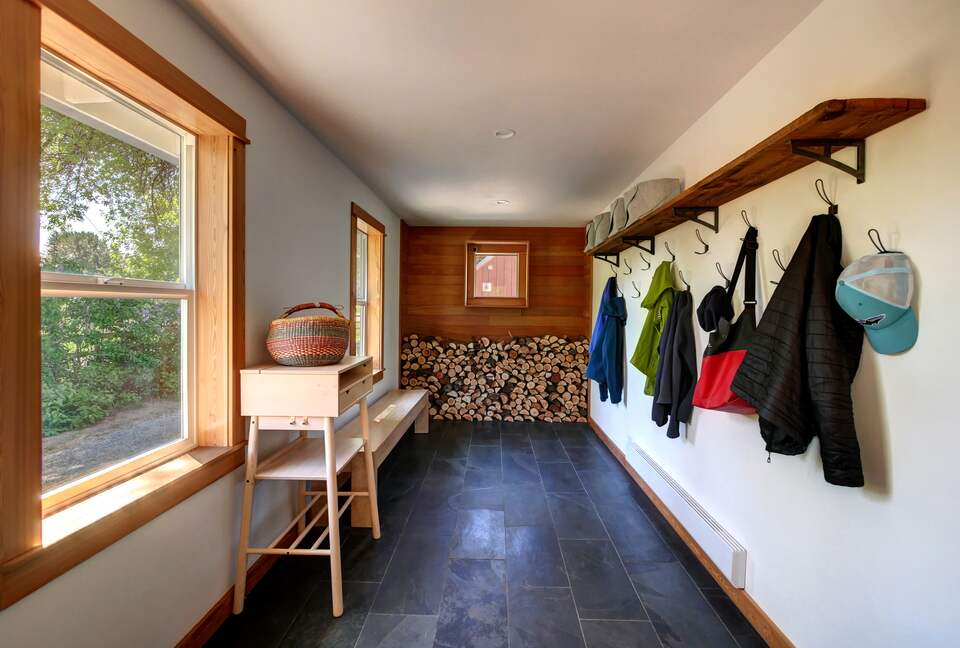 Home exchange in Winthrop WA, hallway with coat hooks