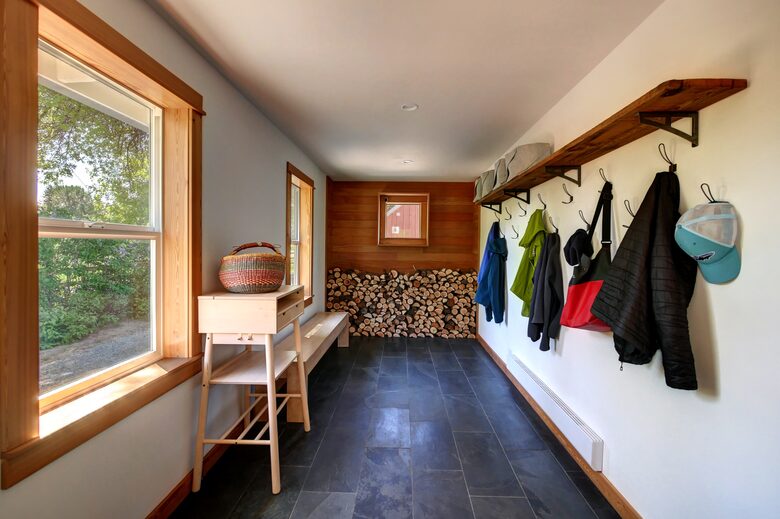 Home exchange in Winthrop WA, hallway with coat hooks