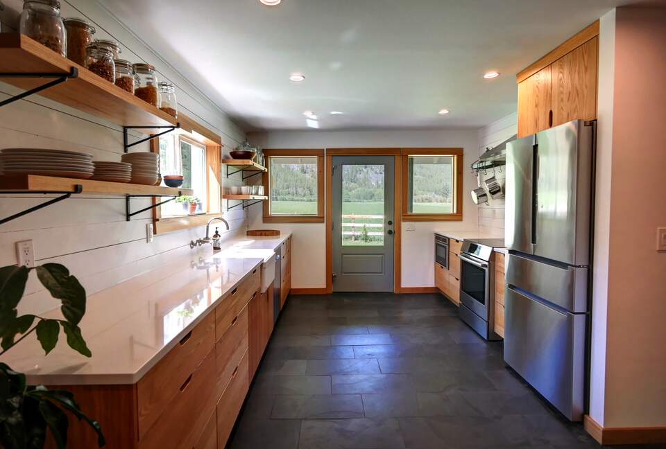 Home exchange in Winthrop WA, kitchen with stainless steel appliances