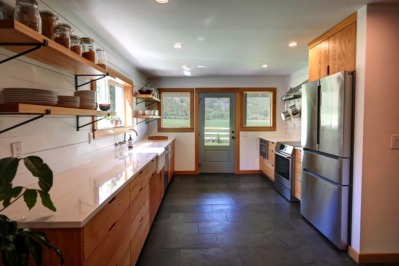 Home exchange in Winthrop WA, kitchen with stainless steel appliances