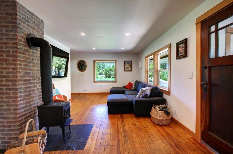 Home exchange in Winthrop WA, living area with fireplace, sofa & TV