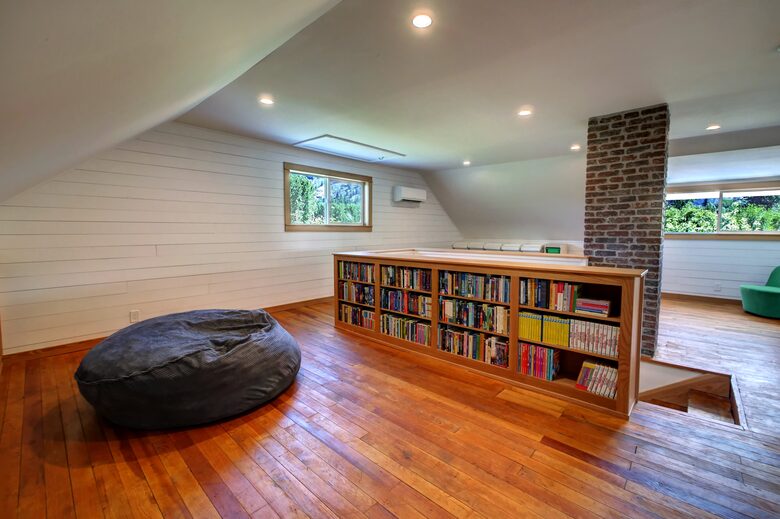 Home exchange in Winthrop WA, loft with bookshelves and bean bag chair